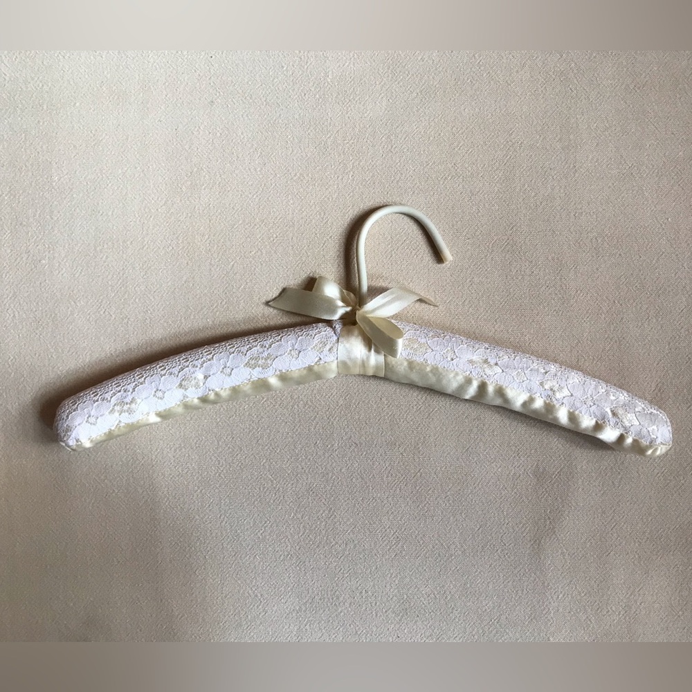 SATIN AND LACE HANGERS - Picture 5 of 6